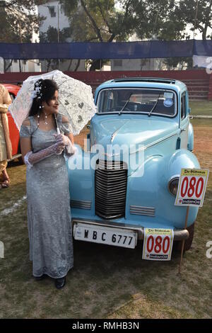 Un Bengali Dame posant avec costume et la culture d'époque à côté de l'Hillman 1947 voiture avec 10 hp et moteur 4 cylindres. WBC 6777 Inde. Banque D'Images