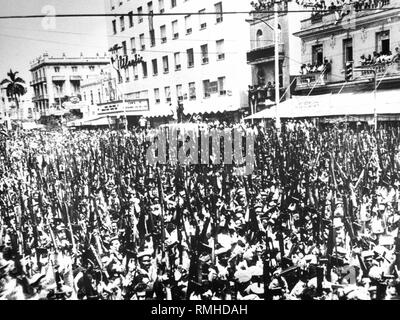 Quelques jours avant l'invasion de la Baie des cochons par des exilés cubains soutenus par la CIA, des milliers de miliciens armés marchons passé Fidel Castro pour démontrer au monde la caractère durable de la révolution socialiste. Banque D'Images