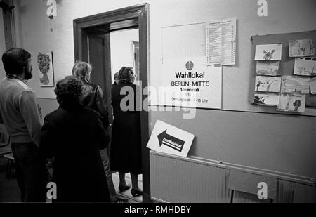 Allemagne, Berlin, 18 mars 1990, la Chambre du peuple : élection en 1990 (première et dernière de la Chambre du peuple de la RDA), vote à l'école de Ruppiner Strasse à Arkonaplatz. Banque D'Images