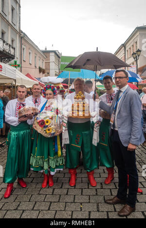 Jawor, Pologne - Août 2018 : Les gens vêtus de costumes folkloriques traditionnels pendant la parade sur pain d'épice et Festival annuel Banque D'Images