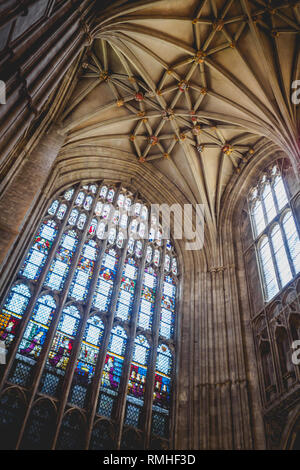 Canterbury, UK - mai 2018. Détail de la voûte du ventilateur du croisement avec décorées de vitraux dans la Cathédrale. Banque D'Images