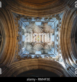 Canterbury, UK - mai 2018. Détail de la voûte du ventilateur du passage à niveau sur la Tour Harry Bell dans la Cathédrale. Banque D'Images