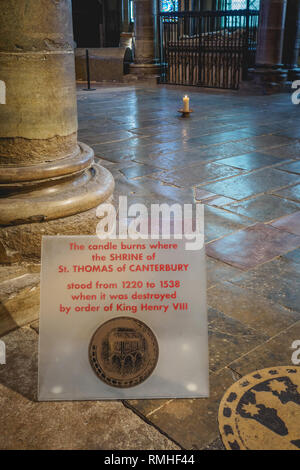 Canterbury, UK - mai 2018. Une bougie brûler où le culte de saint Thomas de Canterbury est situé à l'intérieur de la Cathédrale, détruite en 1538. Banque D'Images