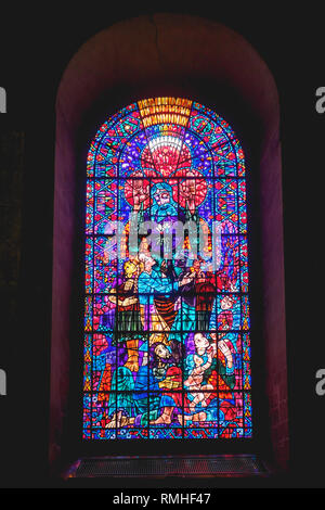 Canterbury, UK - mai 2018. Décorées vitrail dans la Cathédrale de Canterbury, l'un des plus anciens et des plus célèbres structures chrétiennes au Royaume-Uni. Banque D'Images