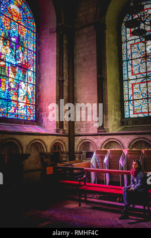 Canterbury, UK - mai 2018. Décorées vitrail dans la Cathédrale de Canterbury, l'un des plus anciens et des plus célèbres structures chrétiennes au Royaume-Uni. Banque D'Images