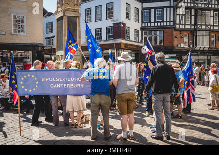 Canterbury, UK - mai 2018. Les manifestants pro-UE Brexit dans le vieux carré Buttermarket extérieur de la Cathédrale de Canterbury. Banque D'Images