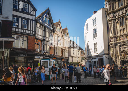 Canterbury, UK - mai 2018. Les touristes sur la rue médiévale de la ville historique dans le Kent, Angleterre du Sud-Est. Banque D'Images