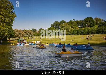 Londres, Royaume-Uni - mai 2018. Bateaux à aube dans un parc. Banque D'Images