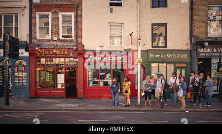 Londres, Royaume-Uni - mai 2018. Personnes en attente d'un bus à un arrêt d'autobus à Greenwich. Le format paysage. Banque D'Images