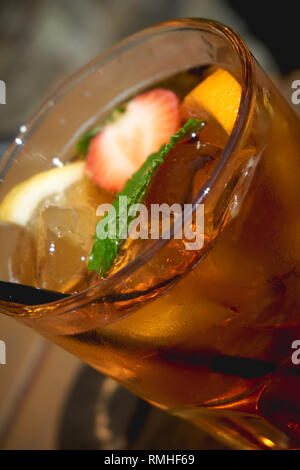 Pimm's cocktail traditionnel avec de la limonade, des fraises et des feuilles de menthe servi dans un pub à Londres. Le format Portrait. Banque D'Images