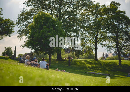 Londres, UK - Février, 2019. Les jeunes gens assis dans un parc dans le sud-est de Londres. Banque D'Images
