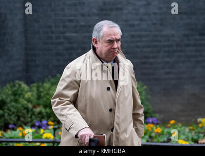 Procureur général, Geoffrey Cox, promenades le long de Whitehall sur la façon de Downing Street. Banque D'Images