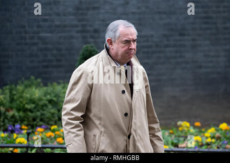 Procureur général, Geoffrey Cox, promenades le long de Whitehall sur la façon de Downing Street. Banque D'Images