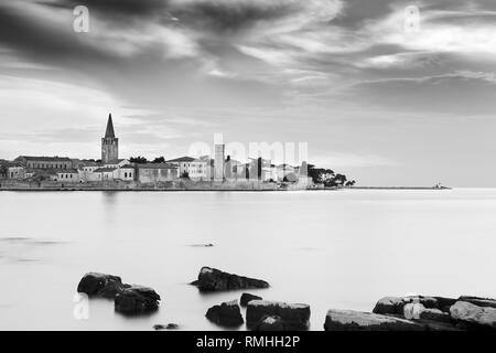 Poreč. Parenzo. Istrie. Croatie. Mer Adriatique. Europe. Paysage noir et blanc. Banque D'Images