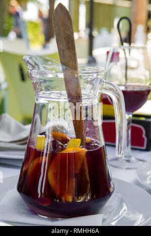 Pichet de sangria sur un tableau blanc. Des gobelets en verre. Concept de relaxation et plaisir de la vie Banque D'Images