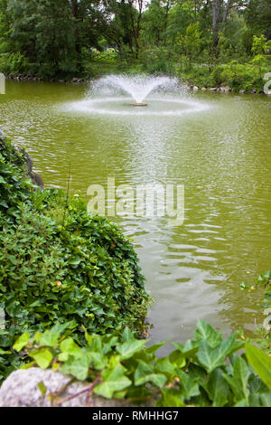 Fontaine à eau dans le parc italien Banque D'Images