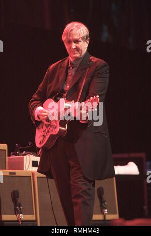 Guitariste et producteur T-Bone Burnett de l'Alison Krauss & Robert Plant band est indiqué d'effectuer ensemble sur scène pendant un concert en direct de l'apparence. Banque D'Images