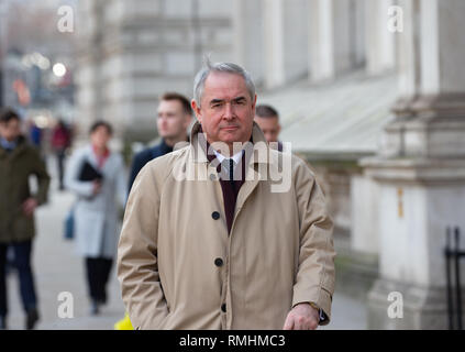 Procureur général, Geoffrey Cox, promenades le long de Whitehall sur la façon de Downing Street. Banque D'Images