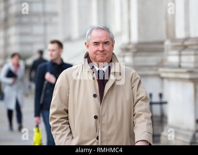 Procureur général, Geoffrey Cox, promenades le long de Whitehall sur la façon de Downing Street. Banque D'Images