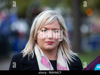 Le président du Sinn Fein, Mary Lou McDonald et son adjointe, Michelle O'Neill, donner une interview à la presse sur College Green. Banque D'Images