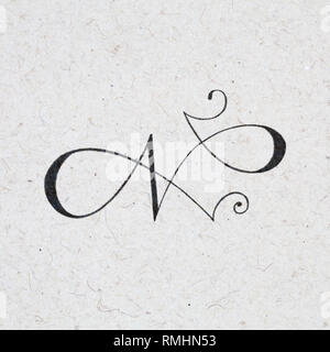 Lettre calligraphiées N avec fleurit sur papier kraft Banque D'Images