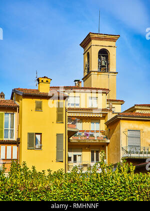 Le clocher de l'église Chiesa di San Rocco parmi les bâtiments typiques de la Citta Bassa de Bergame, Lombardie, Italie. Banque D'Images