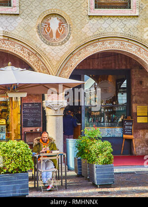 Bergame, Italie - le 4 janvier 2019. Dans un café citoyen terrasse en face d'un portique de la renaissance de la Citta Bassa, Bergame, Lombardie, Italie. Banque D'Images