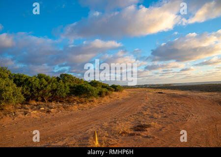 Les nuages colorés et côte paysage pendant le coucher du soleil dans la région de Geraldton en Australie occidentale Banque D'Images