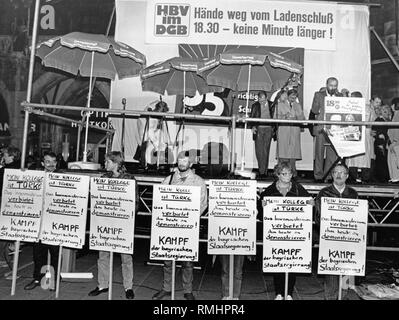 Des manifestations contre heures d'ouverture du magasin, plus particulièrement contre les soi-disant 'Long Jeudi' sur la place Marienplatz en face de l'hôtel de ville à Munich le Jeudi, Octobre 20, 1988. Les organisateurs de la manifestation ont été le VHB, Gewerkschaft Handel, Banken und Versicherungen et le DGB, la Confédération syndicale allemande. Sur la scène, des haut-parleurs du rallye et des parasols de l'union le VHB. Au-dessus de la scène le lettrage : 'Hands off, le magasin ferme à 18:30 - Pas une minute de plus !' en face de la scène, les manifestants avec des pancartes, qui attire l'attention sur le fait que les Turcs Banque D'Images