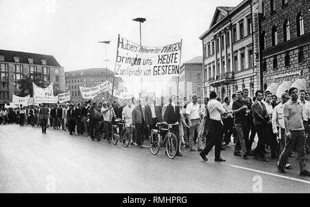 Les étudiants qui protestaient contre la réforme de la ministre de la Culture, Ludwig Huber. Banque D'Images