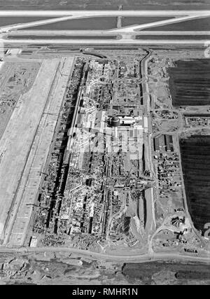 Vue aérienne de l'Erdinger Moos site de construction en provenance du sud. La tour et le bâtiment central voisins au milieu peut être facilement reconnu. Dans le grand nord, l'un des deux systèmes de la piste prévue. Banque D'Images