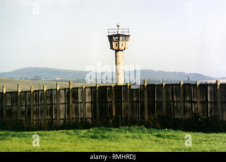 Vue de Basse-Saxe sur la fortification des frontières et tour dans le sud du Harz. Banque D'Images