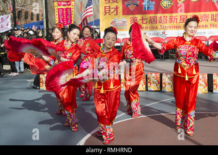 Les spectacles de danse chinoise à la célébration du Nouvel An lunaire en Sara D. Roosevelt Park dans le quartier chinois, Manhattan, New York. Banque D'Images