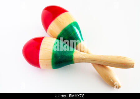 Deux Maracas colorées sur fond blanc. Arrière-plan de Cinco de Mayo. Banque D'Images