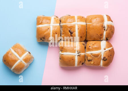 Six les brioches, la nourriture traditionnelle de Pâques sur fond bleu et rose, vue du dessus, selective focus Banque D'Images