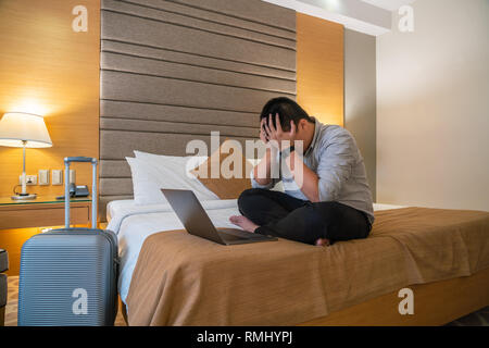 Asian businessman fatigué sur le travail dans le voyage d'affaires Banque D'Images