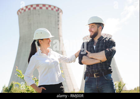 Deux travailleurs portant casque de protection fonctionne à l'énergie électrique Banque D'Images