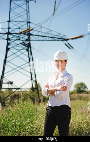 Belle femme au travail ingénieur un poste électrique. Banque D'Images