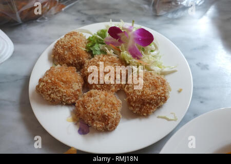 Crevettes frits de crevettes frits ou boules de gâteaux . La cuisine thaïlandaise Banque D'Images