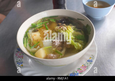 Le chou chinois et de porc haché soupe claire avec le tofu, servi dans un bol. Banque D'Images