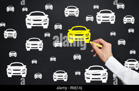 Dessin à la main icône de voiture. Point d'homme icône voiture jaune avec de la craie sur tableau noir Banque D'Images
