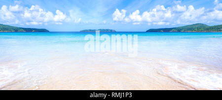 Belle plage de sable couleur or incroyable avec des vagues douces isolé avec ciel bleu ensoleillé. Concept de tourisme calme tropicaux idée, copy space, Close up Banque D'Images