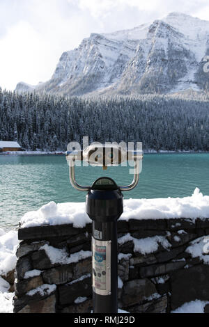 Jumelles surplombe le lac Louise en un jour brumeux, dans le parc national Banff, Canada Banque D'Images