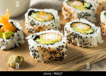 Des Shirmp Tempura Sushi Roll avec les avocats Banque D'Images