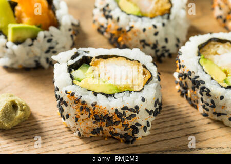 Des Shirmp Tempura Sushi Roll avec les avocats Banque D'Images