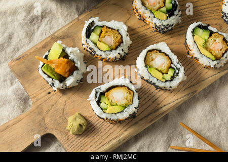 Des Shirmp Tempura Sushi Roll avec les avocats Banque D'Images