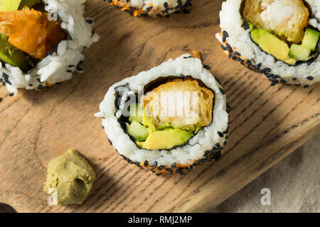 Des Shirmp Tempura Sushi Roll avec les avocats Banque D'Images