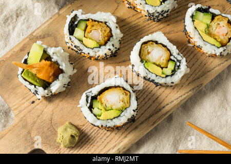 Des Shirmp Tempura Sushi Roll avec les avocats Banque D'Images