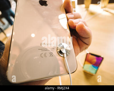 STRASBOURG, FRANCE - Sep 21, 2018 : vue arrière de l'iPhone d'or Xs Max téléphone smartphone à l'Apple Store Banque D'Images