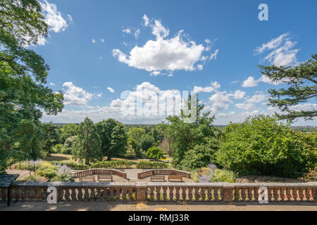 Londres, Angleterre - Juillet 2018 : Vue de l'affût dans les jardins en terrasse près de Richmond Park Banque D'Images